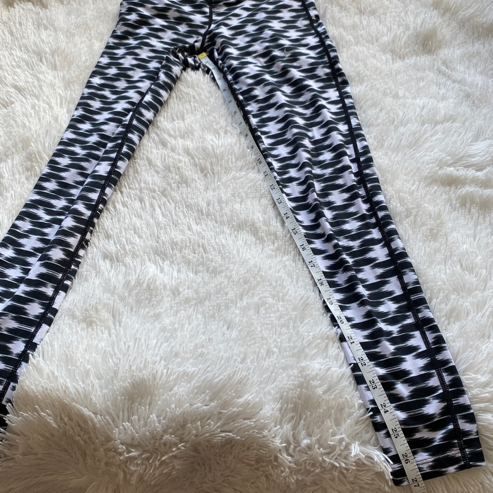 NIKE Women’s Relay Printed Crop Legging Black White Extra Small XS - Picture 12 of 14